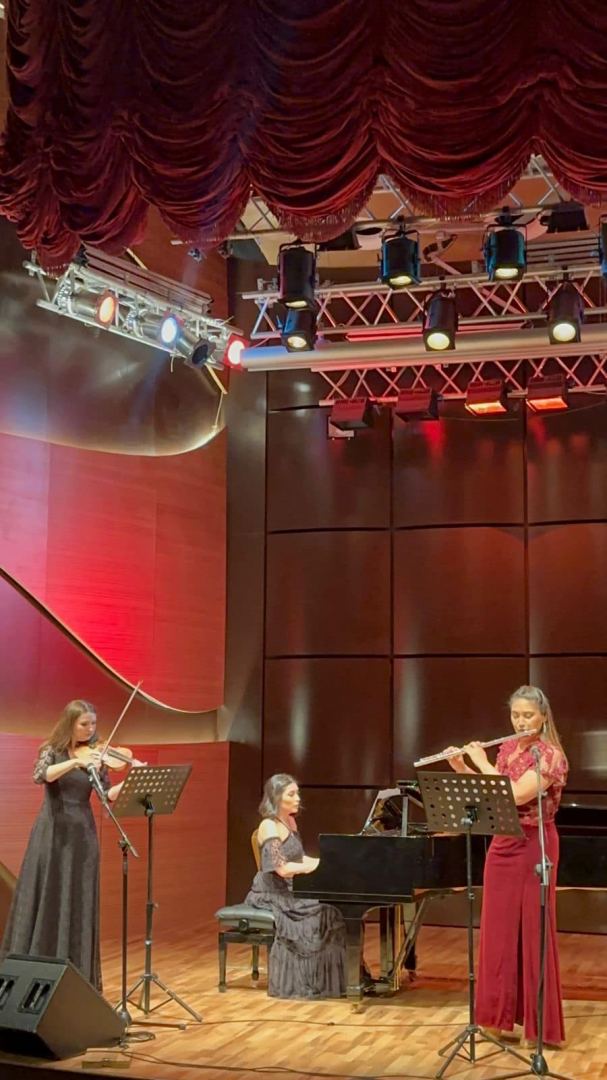 Музыкальное путешествие с азербайджанскими красавицами (ВИДЕО, ФОТО)