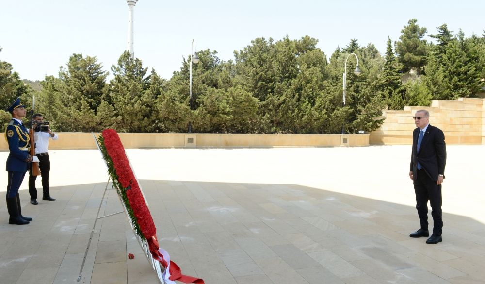 Президент Реджеп Тайип Эрдоган посетил Аллею шехидов в Баку (ФОТО)
