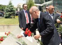 President Recep Tayyip Erdogan pays respect to Azerbaijani martyrs
(PHOTO)