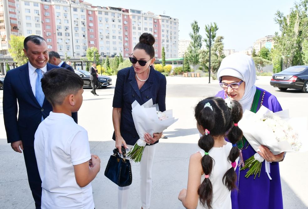 Первые леди Азербайджана и Турции ознакомились с Центром инклюзивного развития и творчества DOST в Баку (ФОТО)