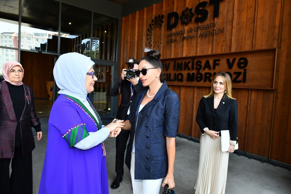 Первые леди Азербайджана и Турции ознакомились с Центром инклюзивного развития и творчества DOST в Баку (ФОТО)