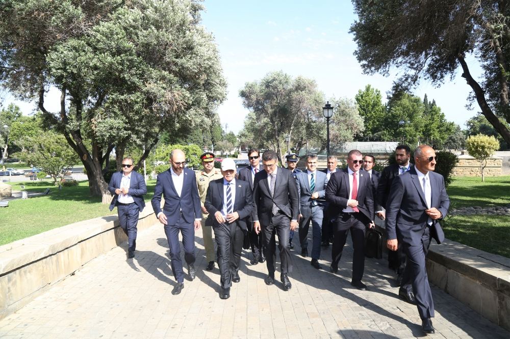Pakistani PM visits Baku’s Old City (PHOTO)