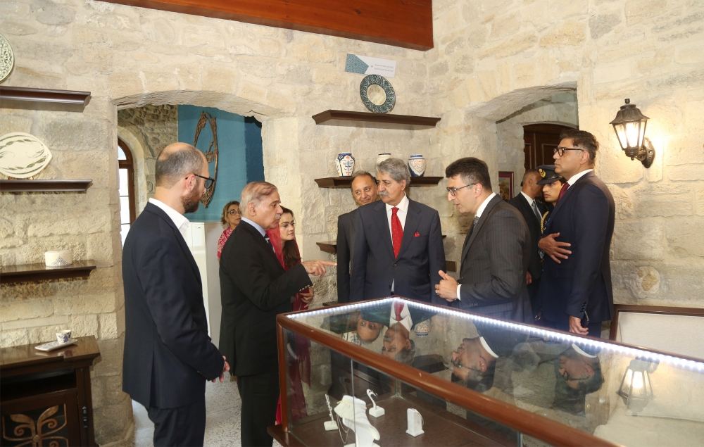Pakistani PM visits Baku’s Old City (PHOTO)