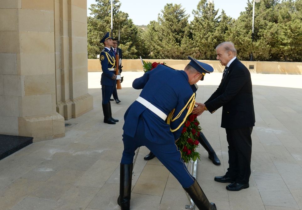 Pakistani PM visits Alley of Martyrs in Baku (PHOTO)