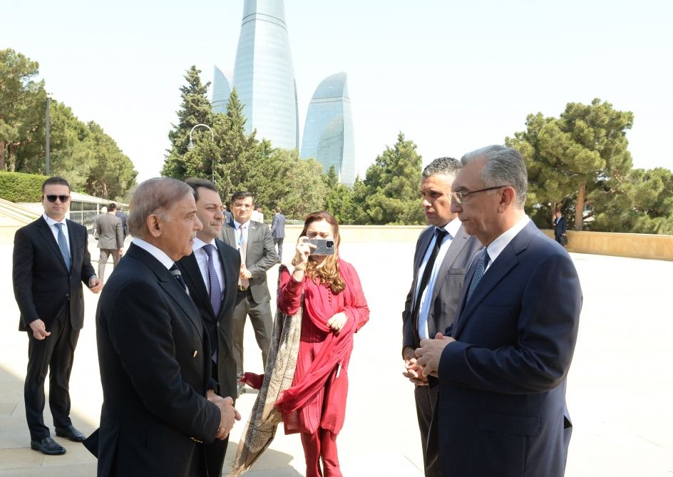 Pakistani PM visits Alley of Martyrs in Baku (PHOTO)
