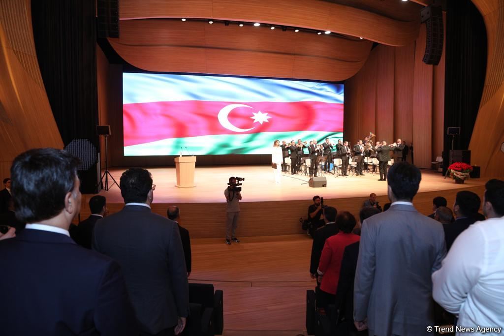 В Баку проходит I Симпозиум азербайджанских медиков мира (ФОТО)