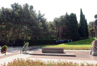 Раис Татарстана посетил могилу великого лидера Гейдара Алиева (ФОТО)