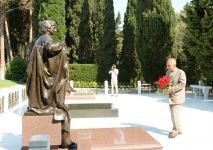 Раис Татарстана посетил могилу великого лидера Гейдара Алиева (ФОТО)