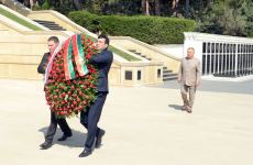 Rais of Tatarstan visits Alley of Martyrs in Baku (PHOTO)