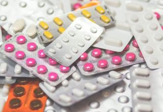 Минздрав Азербайджана проводит анализ цен на лекарства вместе с другими структурами - замминистра