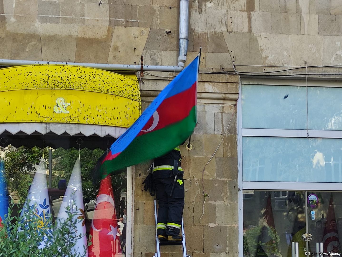 Кадры с места пожара в жилом здании в Баку (ФОТО/ВИДЕО)