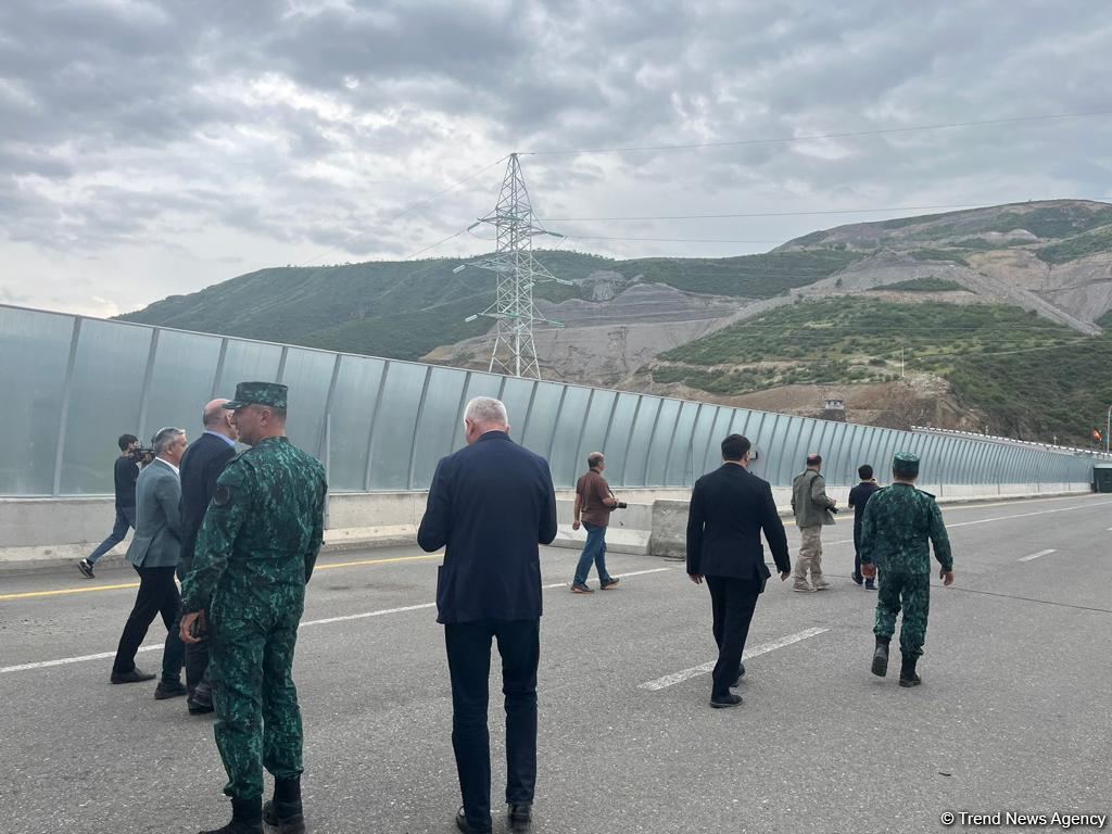 Foreign diplomats visit bridge at Azerbaijan's Lachin checkpoint (VIDEO)