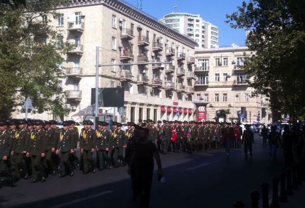 Bakının mərkəzində hərbi marş sədaları - Kursantların yürüşü (VİDEO)