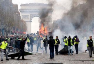Местные и иностранные журналисты подверглись нападениям во время беспорядков во Франции - Le Figaro