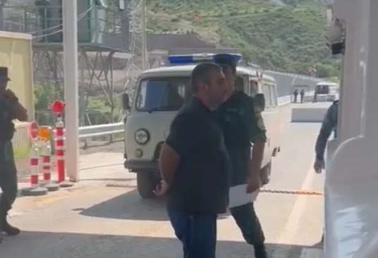 Armenians pass freely from Azerbaijan's Karabakh via Lachin checkpoint (VIDEO)