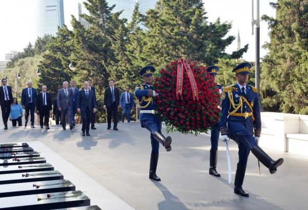 Президент Албании Байрам Бегай посетил Аллею шехидов в Баку