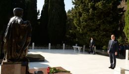 Albaniya Prezidenti Bayram Beqay Ulu Öndər Heydər Əliyevin məzarını ziyarət edib (FOTO)