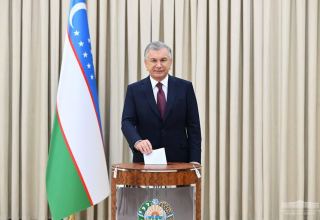 Current president of Uzbekistan votes in elections (PHOTO)