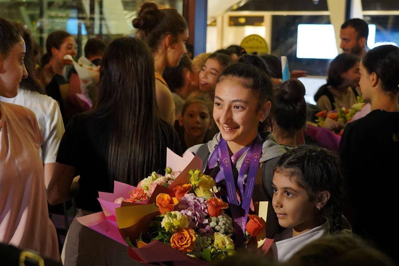 Азербайджанские гимнастики привезли на родину исторические медали (ФОТО)