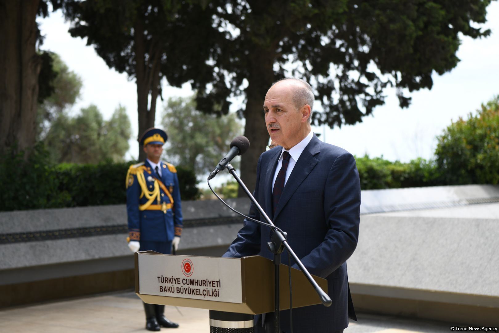 Нуман Куртулмуш посетил Аллею почетного захоронения, Аллею шехидов и памятник турецким воинам в Азербайджане (ФОТО)