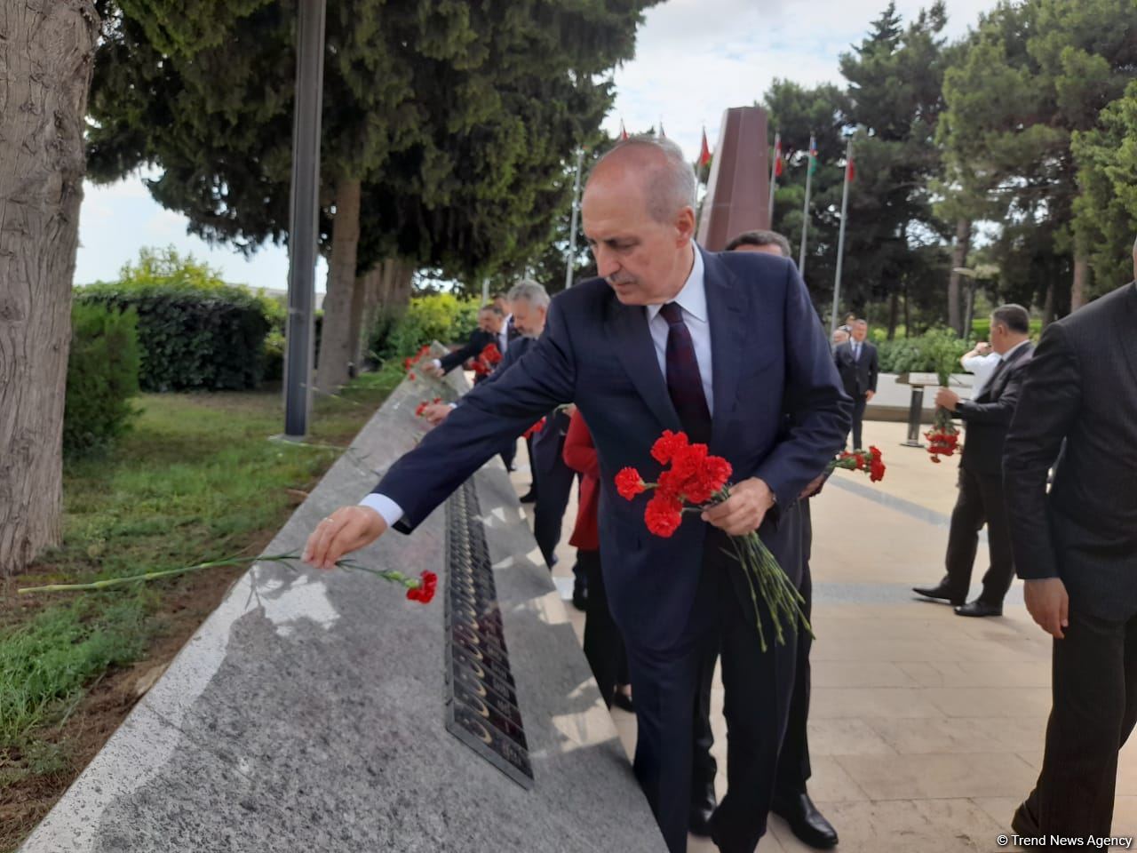Нуман Куртулмуш посетил Аллею почетного захоронения, Аллею шехидов и памятник турецким воинам в Азербайджане (ФОТО)