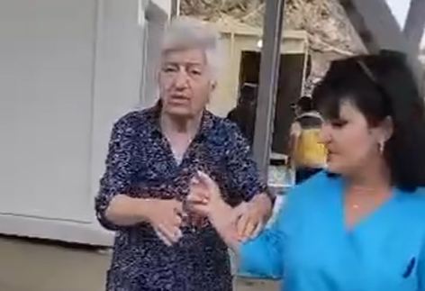 Armenian elderly woman thanks Azerbaijanis while passing Lachin checkpoint (VDEO)