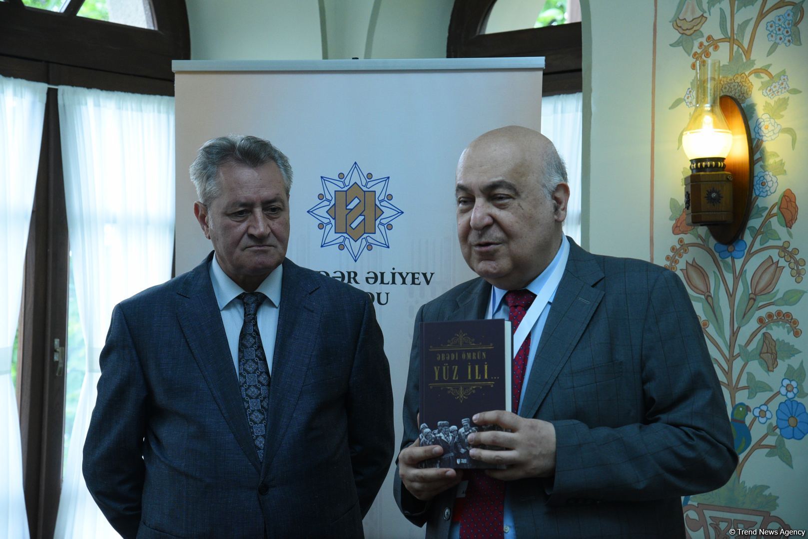 В рамках Дней поэзии Вагифа в Шуше состоялась презентация книги «100 лет вечной жизни», посвященная великому лидеру Гейдару Алиеву, и научная конференция (ФОТО)