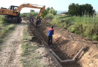 Yevlaxda torpaq kanal beton üzlüyə alınır