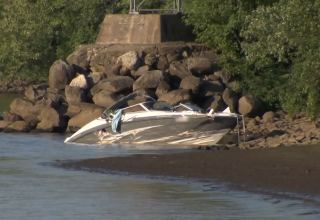 Четыре человека пострадали в результате крушения катера в Мингячевире
