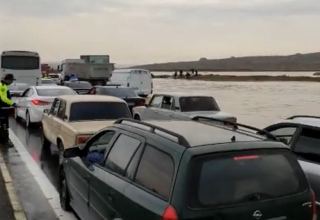 В Баку произошла авария на магистральном водопроводе - вода залила окрестности