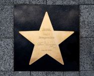 На Аллее звезд в Баку заложена звезда легендарной Нани Брегвадзе с участием Эмина Агаларова (ФОТО)