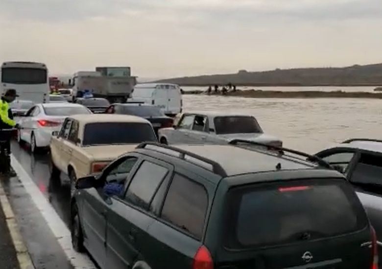 В Баку произошла авария на магистральном водопроводе - вода залила окрестности
