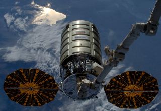 Грузовой космический корабль NASA направляется к МКС