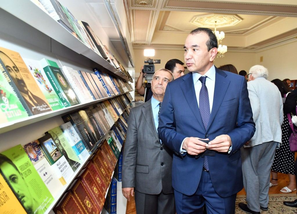 В Национальной библиотеке Азербайджана открылся уголок "Литература и искусство Узбекистана" (ФОТО)
