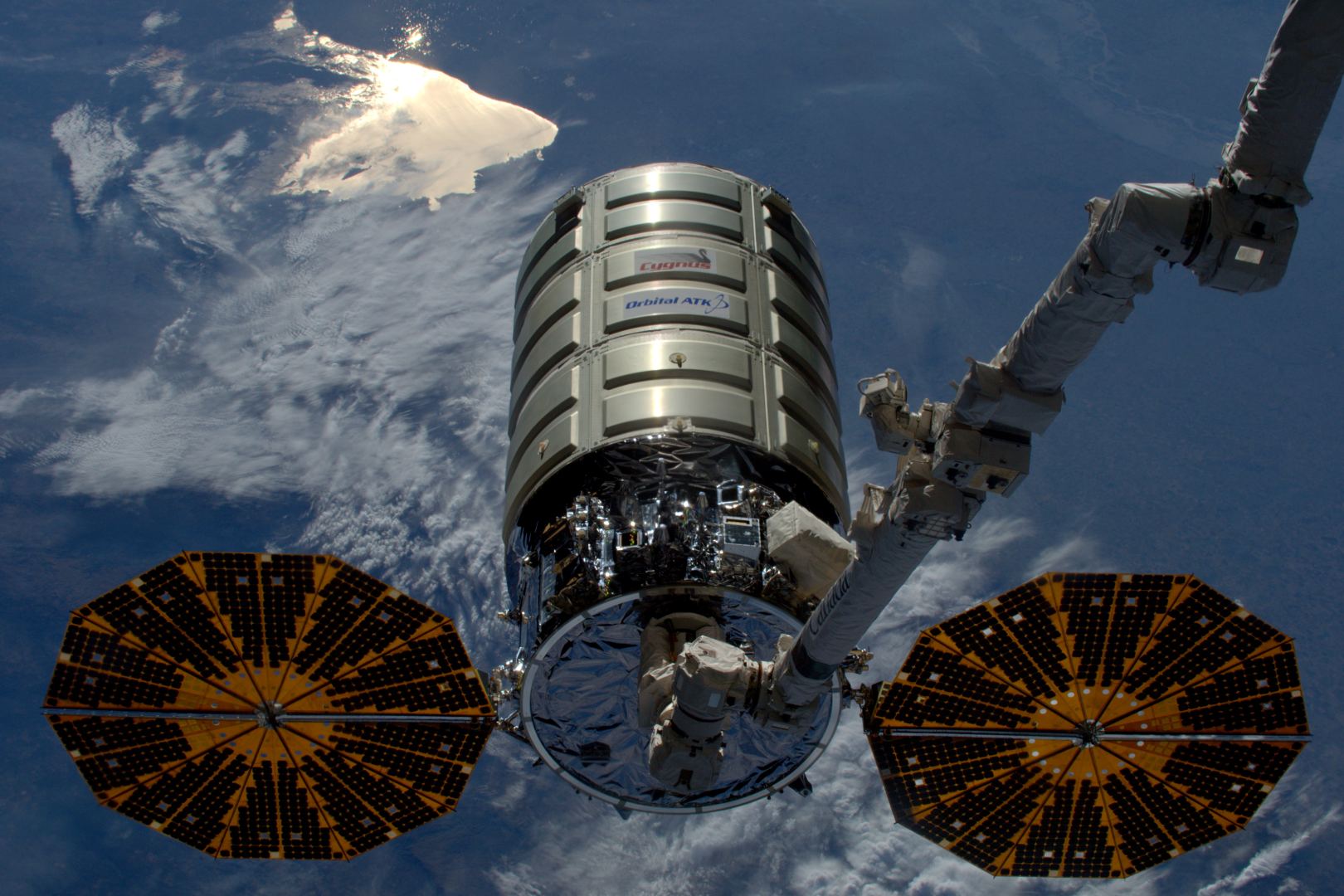 Грузовой космический корабль NASA направляется к МКС