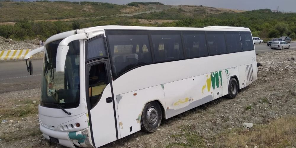 Водитель автобуса, попавшего в ДТП в Агсу, организовал неофициальный тур - дорожная полиция