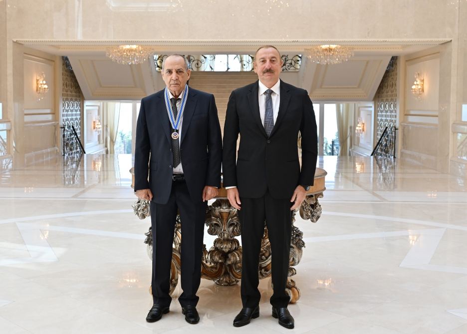 Президент Ильхам Алиев вручил орден "Истиглал" Расиму Балаеву (ФОТО/ВИДЕО)