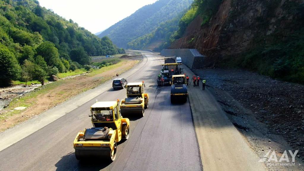Продолжается строительство дороги Тоганалы-Кяльбаджар-Истису (ФОТО)