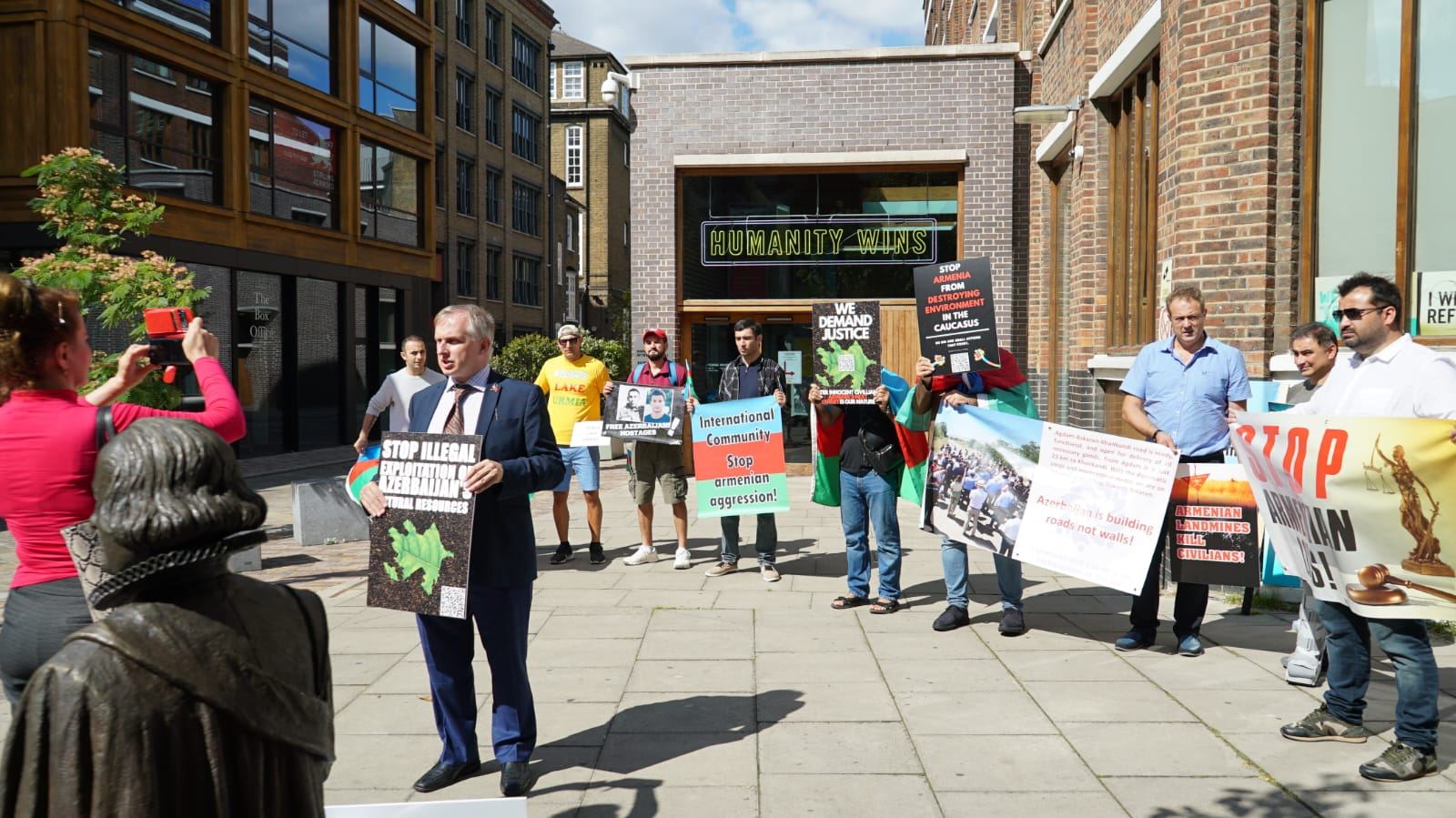 Londondakı icmamız “Amnesty İnternational” beynəlxalq təşkilatının ofisi qarşısında etiraz etdi (FOTO)