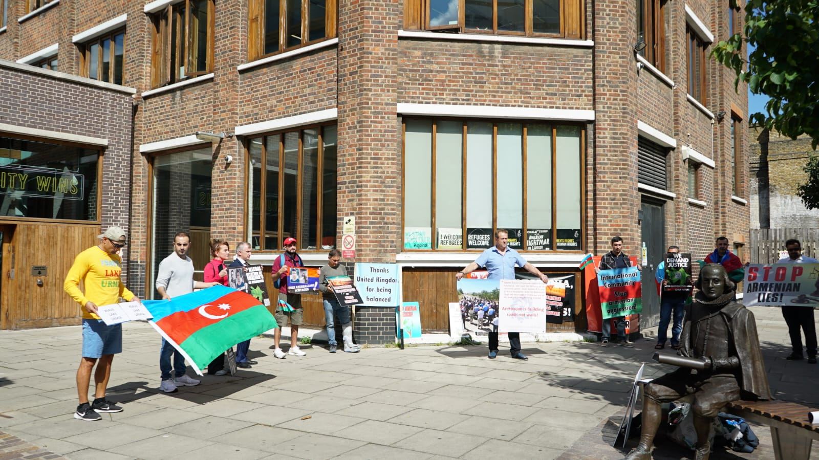 Londondakı icmamız “Amnesty İnternational” beynəlxalq təşkilatının ofisi qarşısında etiraz etdi (FOTO)