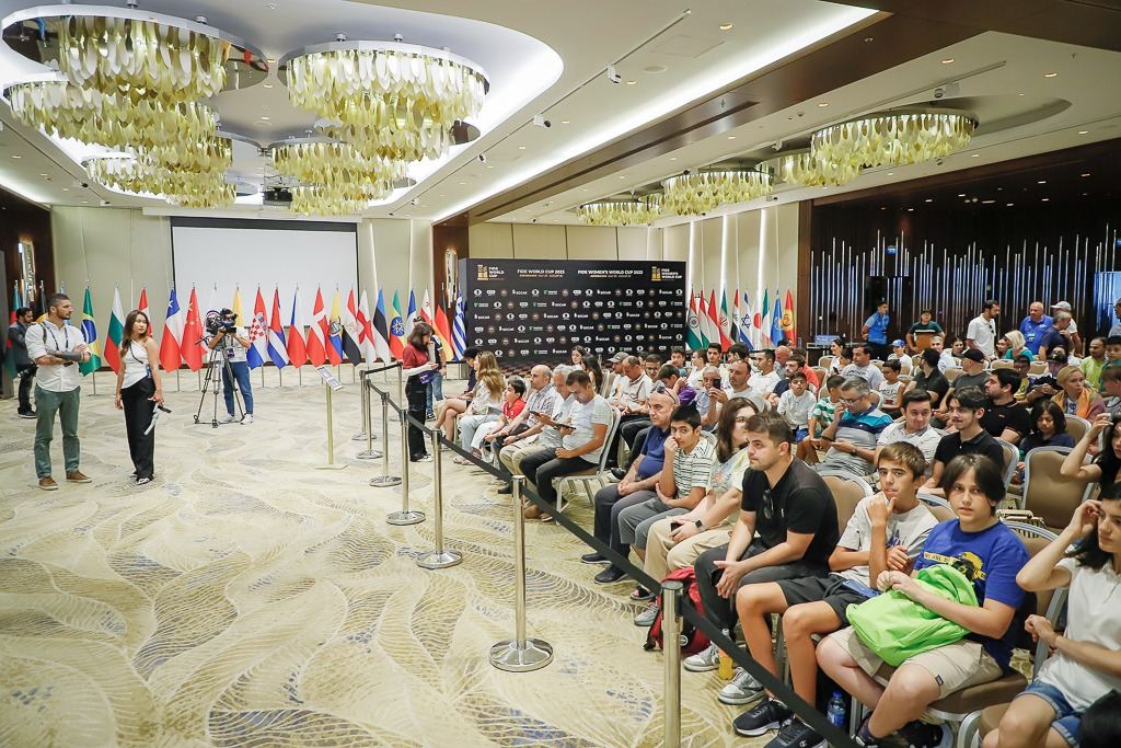 Матч между Ниджатом Абасовым и Магнусом Карлсеном вызывает огромный интерес у зрителей (ФОТО)