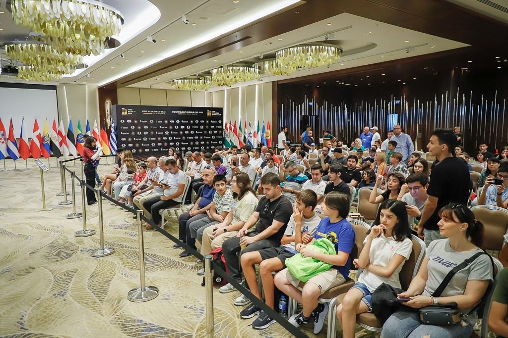 Матч между Ниджатом Абасовым и Магнусом Карлсеном вызывает огромный интерес у зрителей (ФОТО)