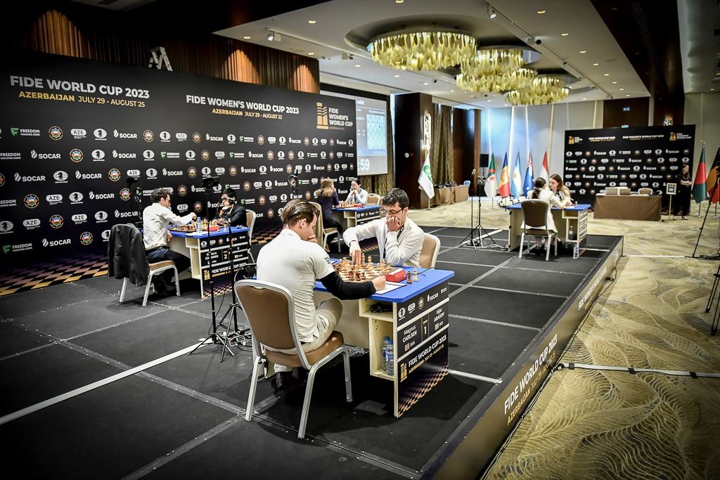 Кубок мира по шахматам в Баку: результаты второй партии полуфинала и финала среди мужчин и женщин (ФОТО)