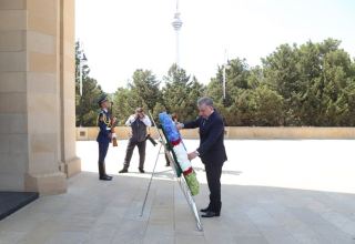 Президент Узбекистана Шавкат Мирзиёев почтил память шехидов (ФОТО)