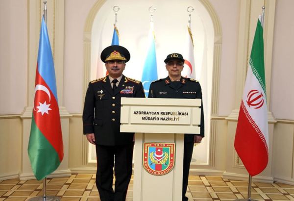 Министр обороны Азербайджана и начальник Генштаба ВC Ирана обсудили ситуацию в регионе и вопросы безопасности