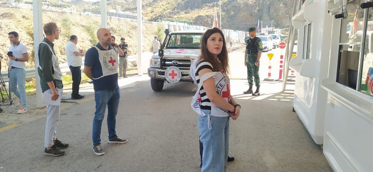 Armenian residents of Azerbaijan’s Karabakh freely cross Lachin border checkpoint (PHOTO)