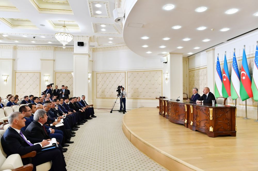 Prezident İlham Əliyev və Şavkat Mirziyoyev mətbuata bəyanatlarla çıxış ediblər (FOTO)