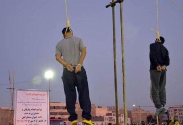 İranda iki məhbus dar ağacından asılıb