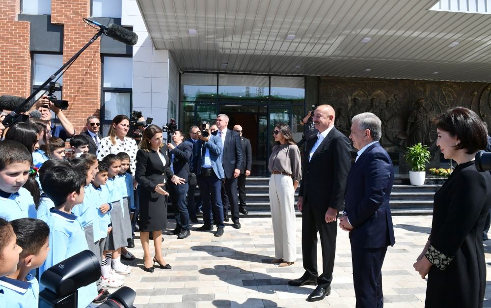 Prezident İlham Əliyev, Birinci xanım Mehriban Əliyeva və Şavkat Mirziyoyev, xanımı Ziroatxon Mirziyoyeva Füzulidə orta məktəbin açılışında iştirak ediblər (YENİLƏNİB) (FOTO/VİDEO)