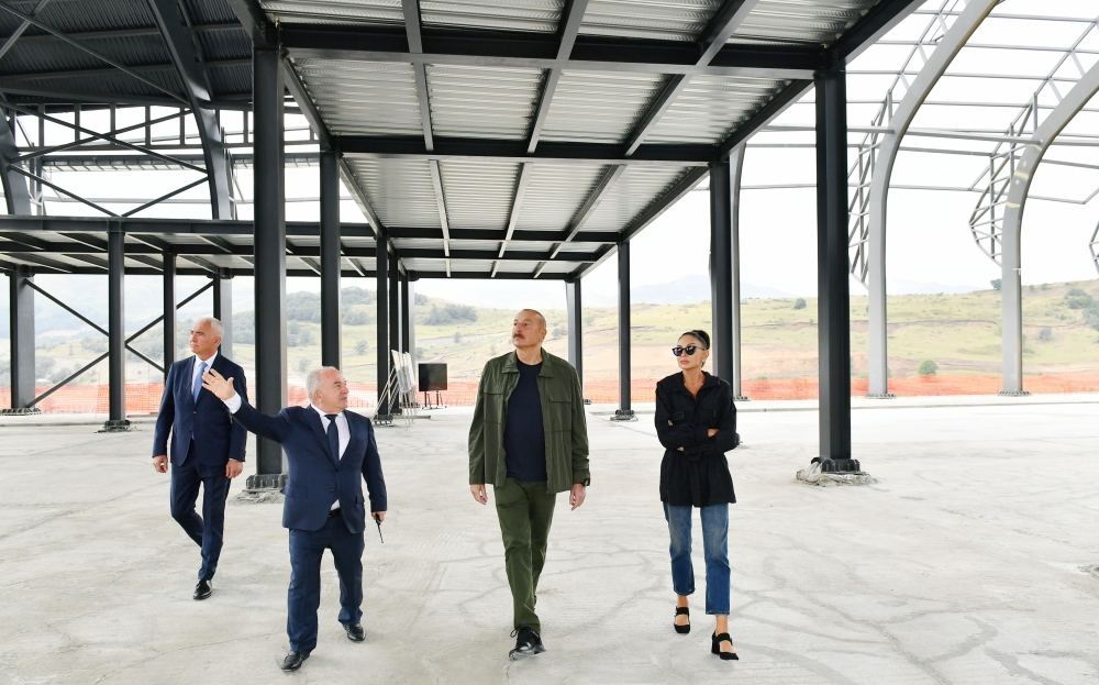 Президент Ильхам Алиев и Первая леди Мехрибан Алиева ознакомились с ходом строительных работ в Лачинском международном аэропорту (ФОТО)